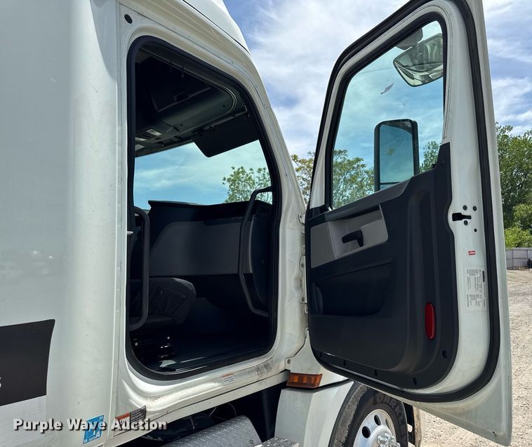 image for item YA0524 2020 Freightliner Cascadia 126 semi truck