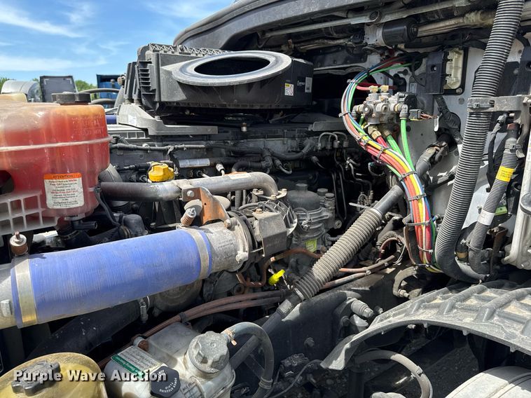 image for item YA0524 2020 Freightliner Cascadia 126 semi truck