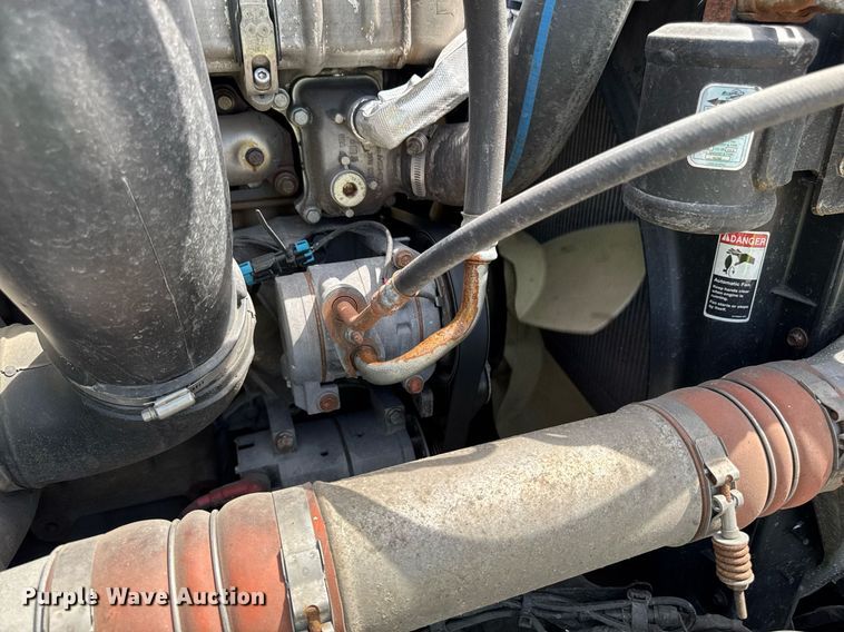 image for item YA0524 2020 Freightliner Cascadia 126 semi truck