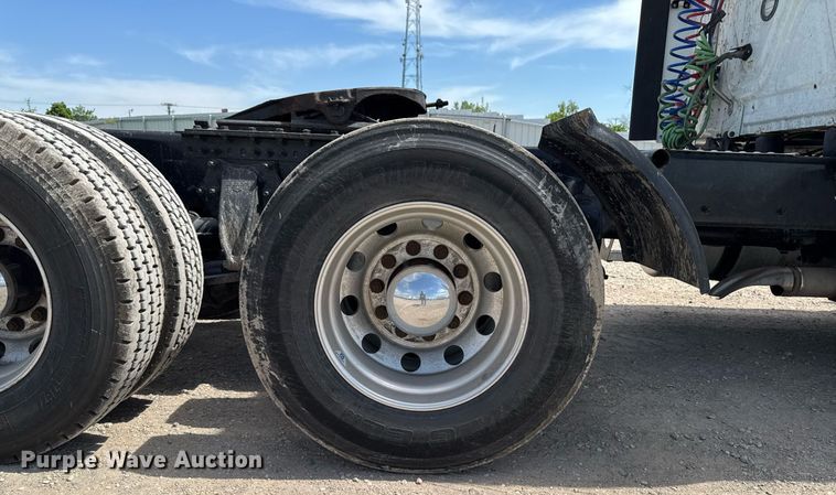 image for item YA0524 2020 Freightliner Cascadia 126 semi truck