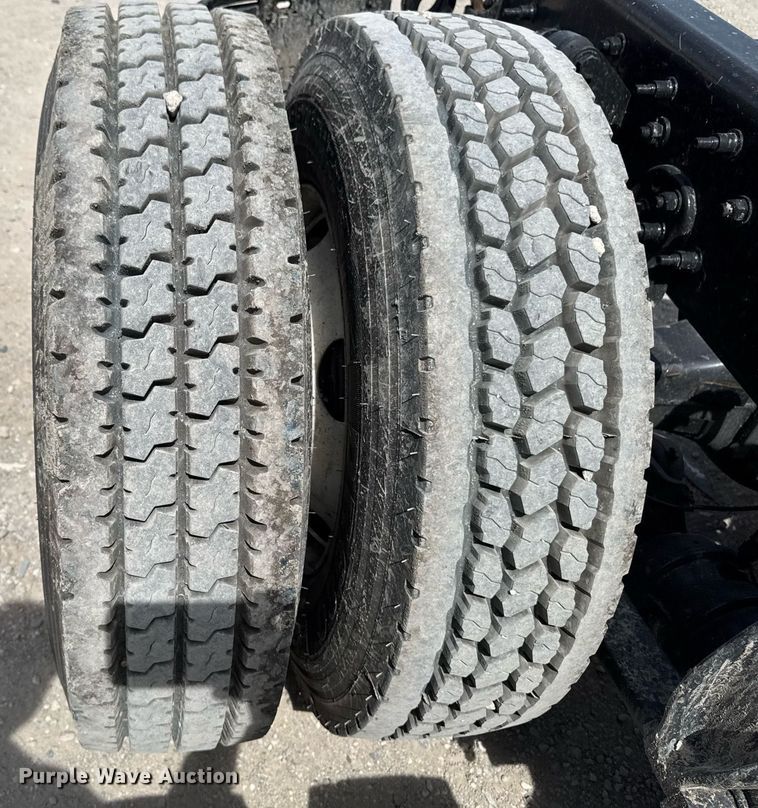 image for item YA0524 2020 Freightliner Cascadia 126 semi truck