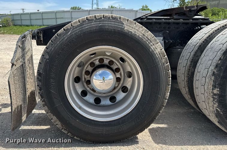 image for item YA0524 2020 Freightliner Cascadia 126 semi truck