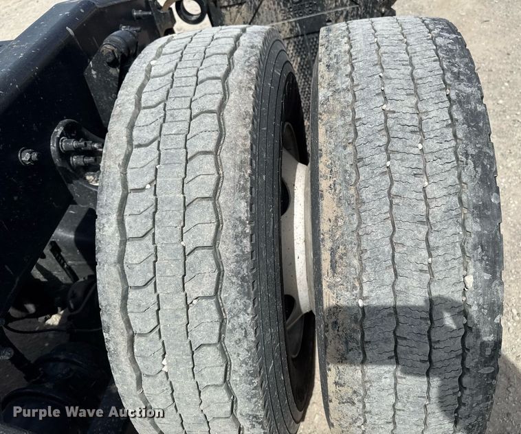 image for item YA0524 2020 Freightliner Cascadia 126 semi truck