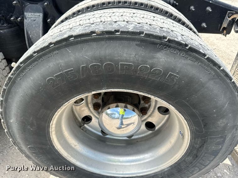 image for item YA0524 2020 Freightliner Cascadia 126 semi truck