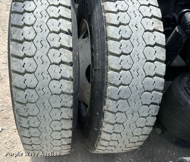 image for item YA0524 2020 Freightliner Cascadia 126 semi truck