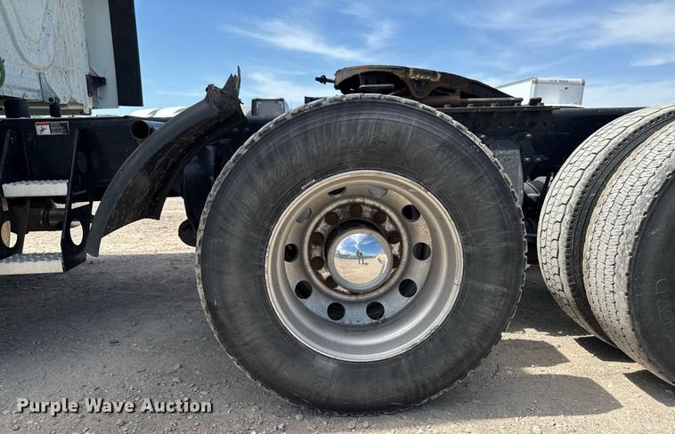 image for item YA0524 2020 Freightliner Cascadia 126 semi truck