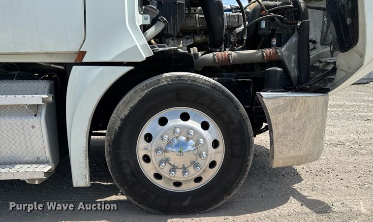 image for item YA0524 2020 Freightliner Cascadia 126 semi truck