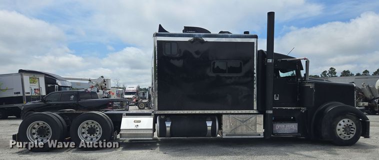 image for item YA0571 2000 Kenworth W900 semi truck