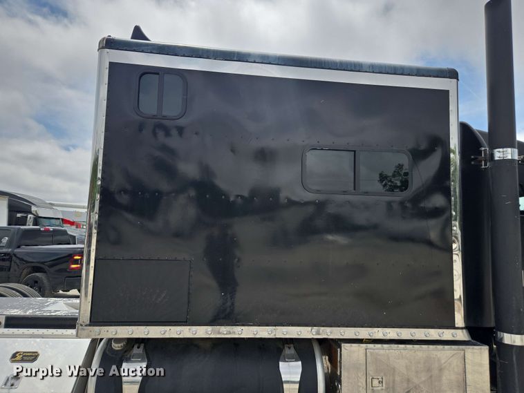 image for item YA0571 2000 Kenworth W900 semi truck