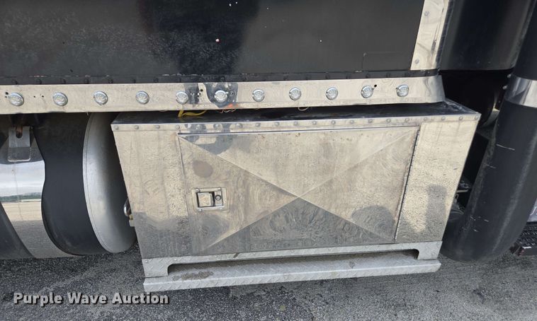 image for item YA0571 2000 Kenworth W900 semi truck