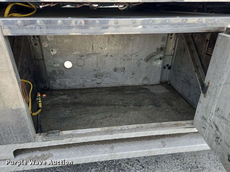 image for item YA0571 2000 Kenworth W900 semi truck