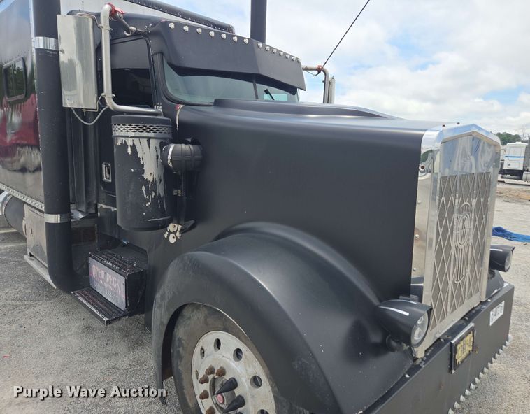 image for item YA0571 2000 Kenworth W900 semi truck