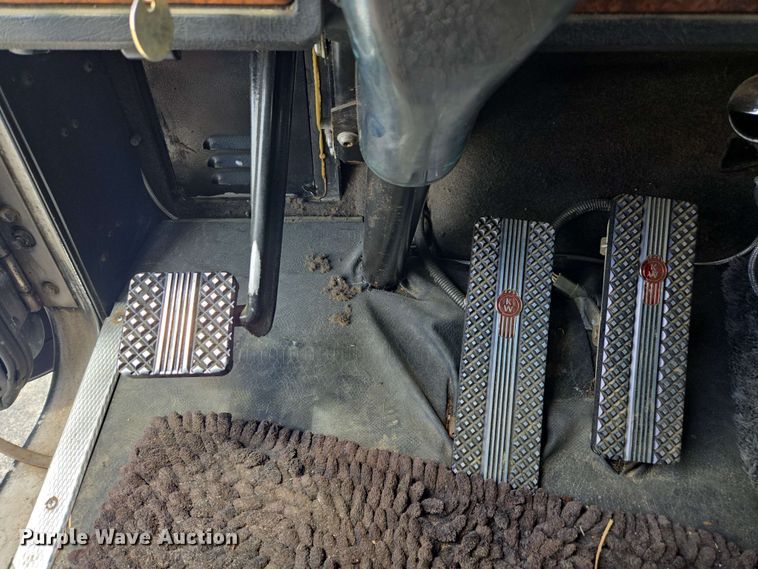 image for item YA0571 2000 Kenworth W900 semi truck