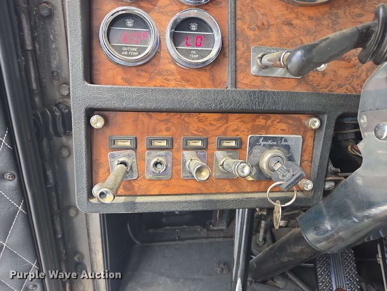 image for item YA0571 2000 Kenworth W900 semi truck