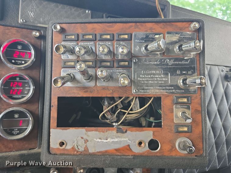 image for item YA0571 2000 Kenworth W900 semi truck