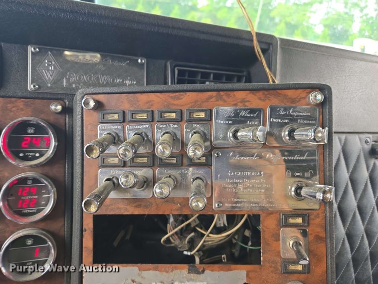 image for item YA0571 2000 Kenworth W900 semi truck