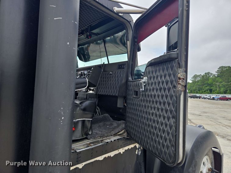 image for item YA0571 2000 Kenworth W900 semi truck