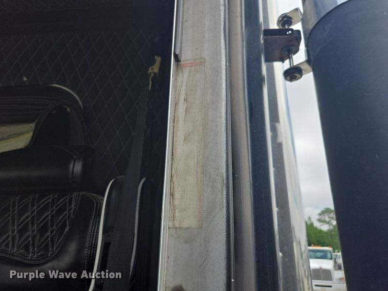 image for item YA0571 2000 Kenworth W900 semi truck