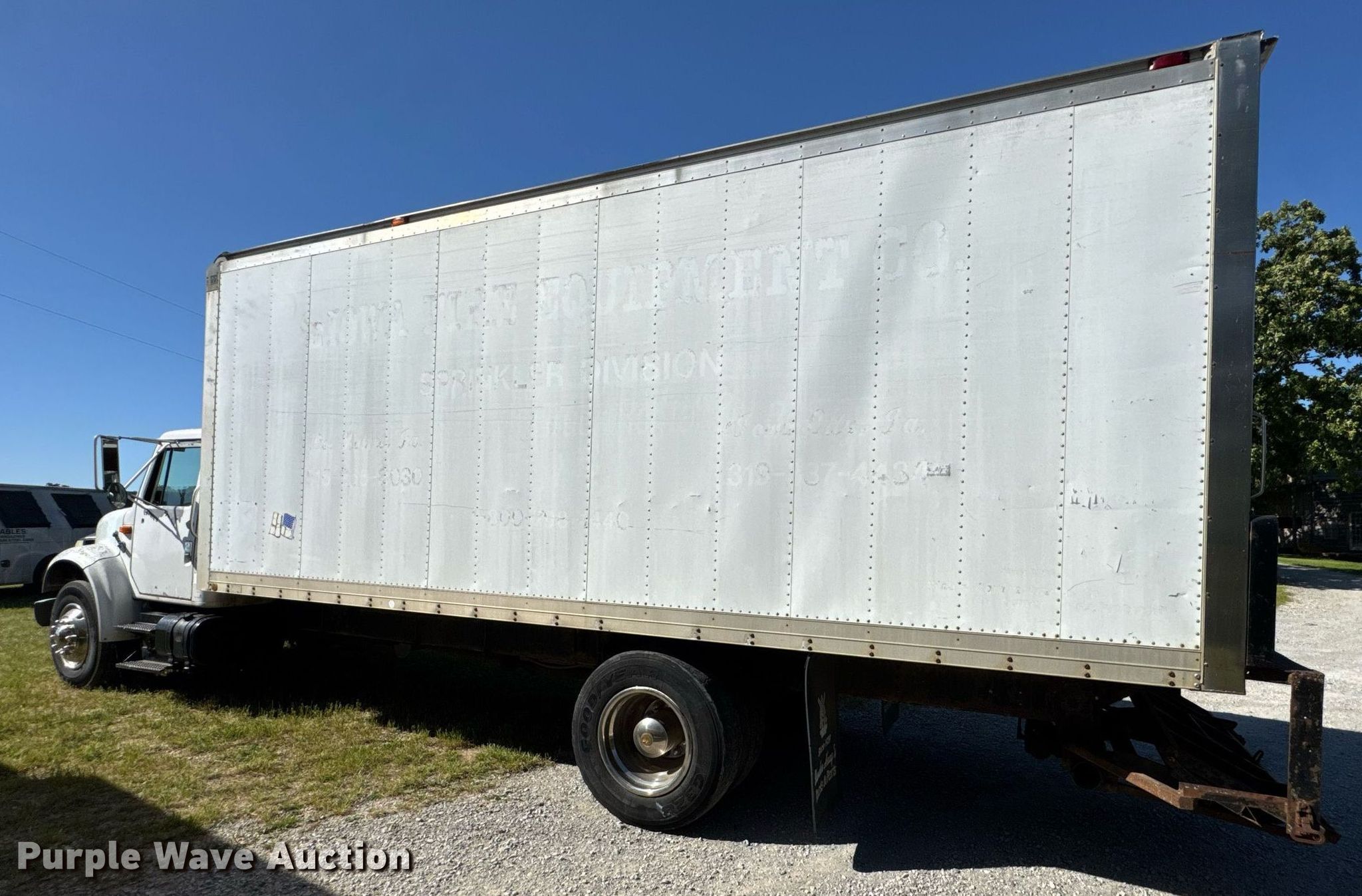 洋書 INTERNATIONAL TRUCKS 8in Blank 4200 Box Truck Scale Model – tyotoys