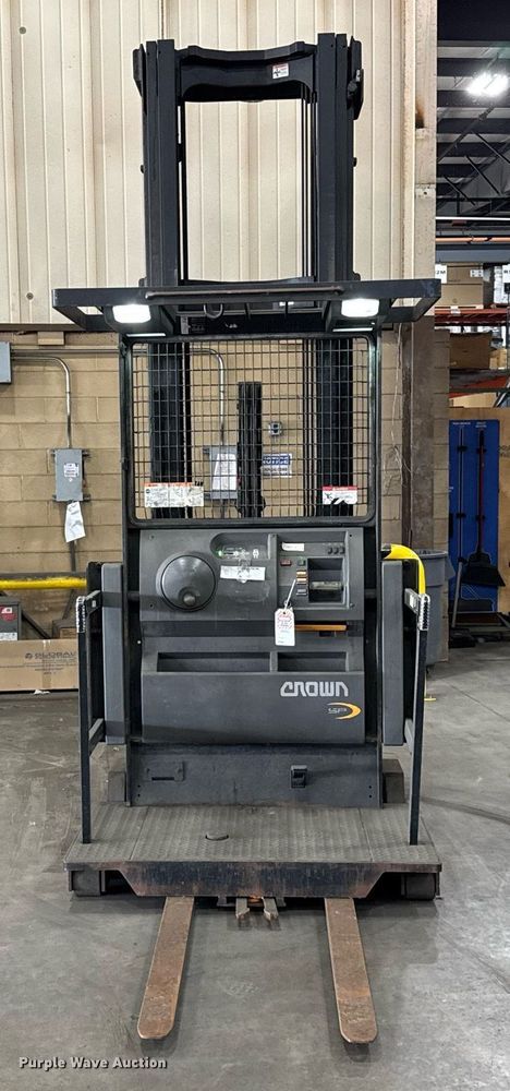 image for item DI9040 2017 Crown SP4050-30 order picker