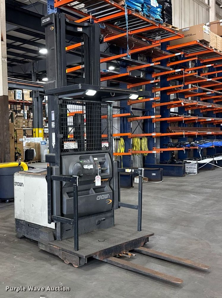 image for item DI9040 2017 Crown SP4050-30 order picker