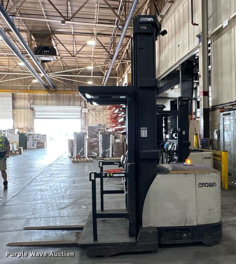 image for item DI9040 2017 Crown SP4050-30 order picker