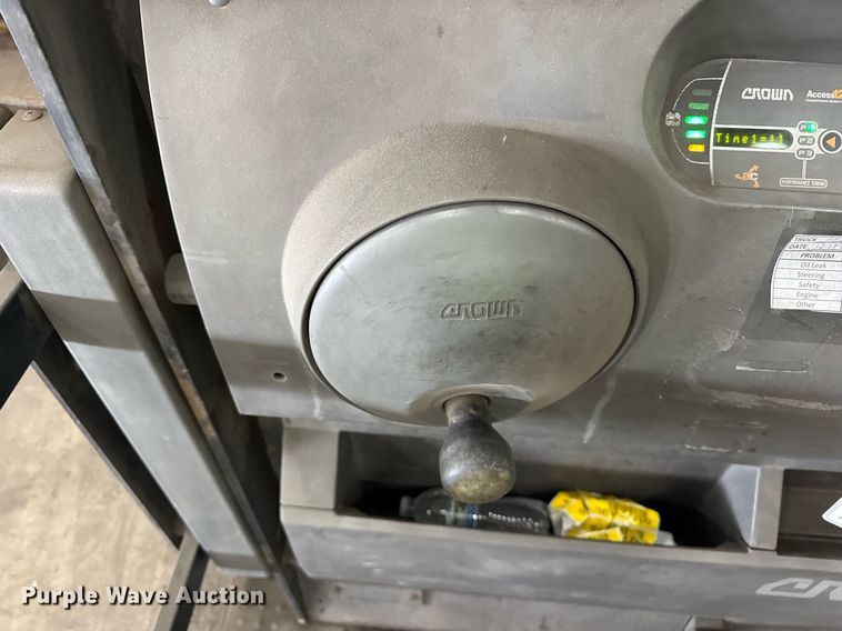 image for item DI9040 2017 Crown SP4050-30 order picker