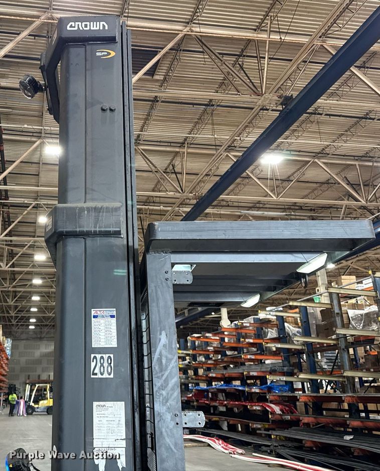 image for item DI9040 2017 Crown SP4050-30 order picker