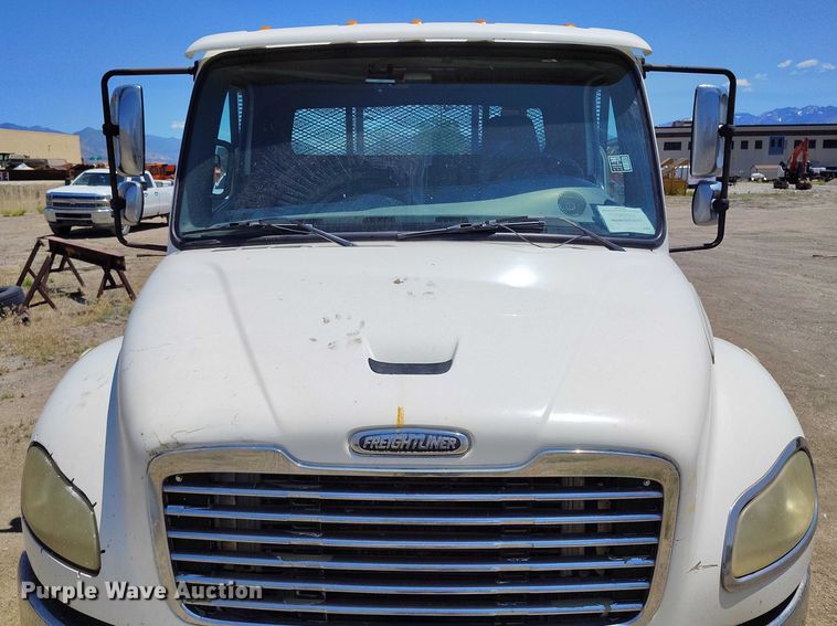 image for item DP4989 2007 Freightliner Business Class M2 flatbed truck