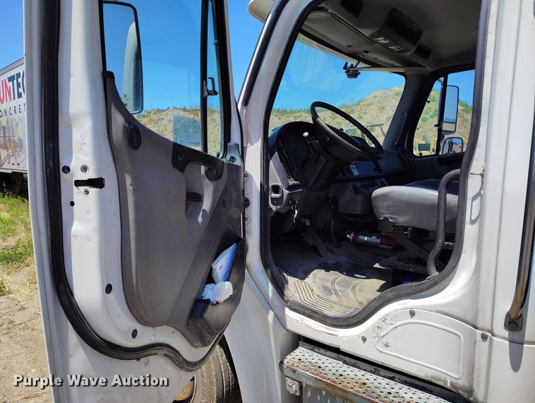 image for item DP4989 2007 Freightliner Business Class M2 flatbed truck