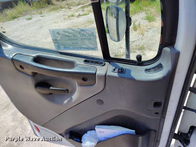 image for item DP4989 2007 Freightliner Business Class M2 flatbed truck