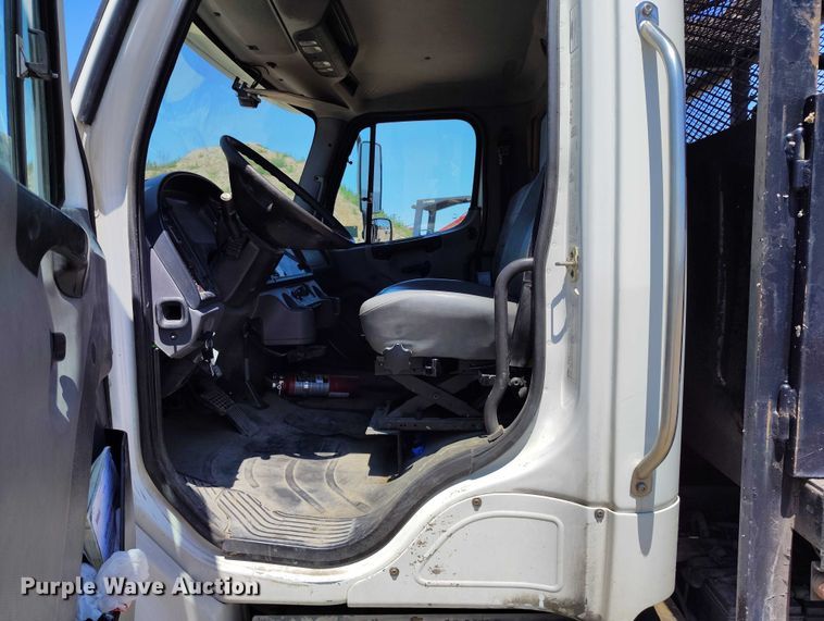 image for item DP4989 2007 Freightliner Business Class M2 flatbed truck