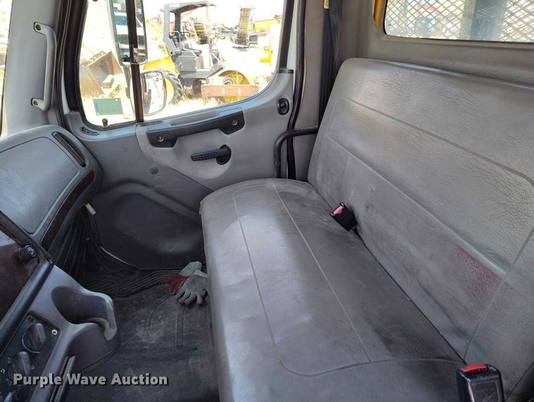 image for item DP4989 2007 Freightliner Business Class M2 flatbed truck