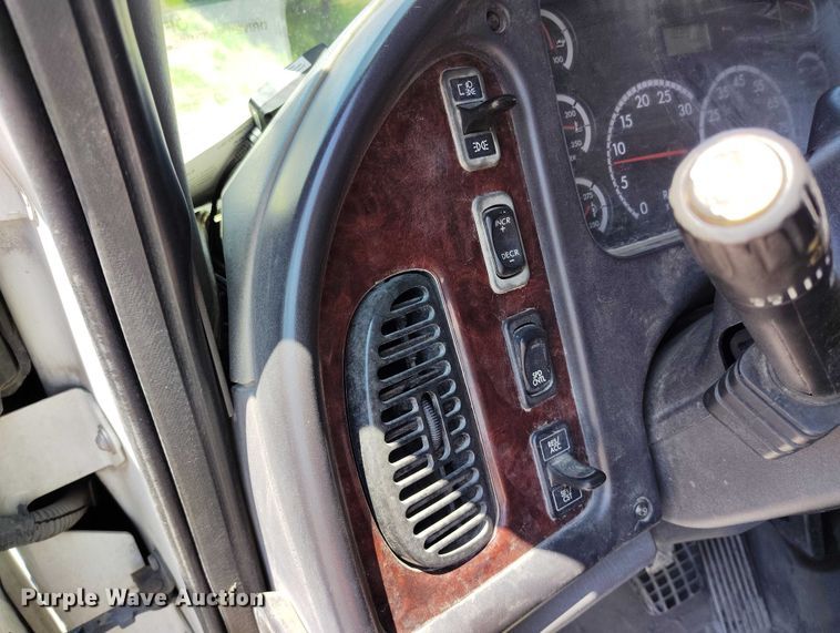 image for item DP4989 2007 Freightliner Business Class M2 flatbed truck