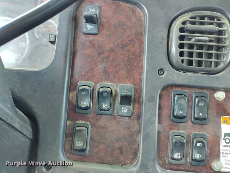 image for item DP4989 2007 Freightliner Business Class M2 flatbed truck