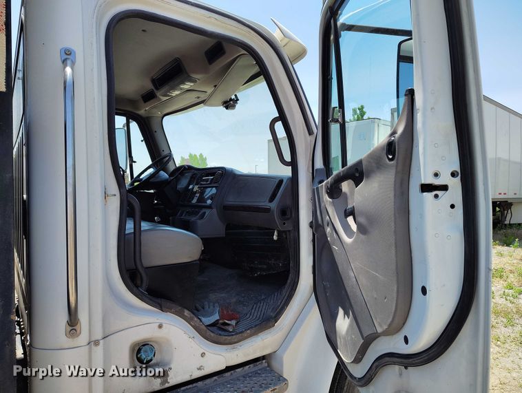 image for item DP4989 2007 Freightliner Business Class M2 flatbed truck