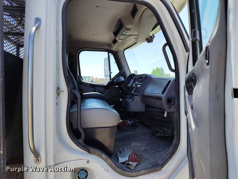 image for item DP4989 2007 Freightliner Business Class M2 flatbed truck