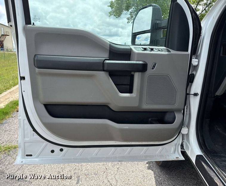 image for item DS3741 2019 Ford F350 Super Duty XL Crew Cab pickup truck