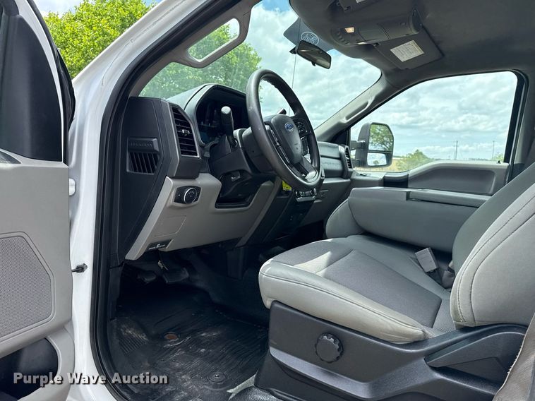 image for item DS3741 2019 Ford F350 Super Duty XL Crew Cab pickup truck