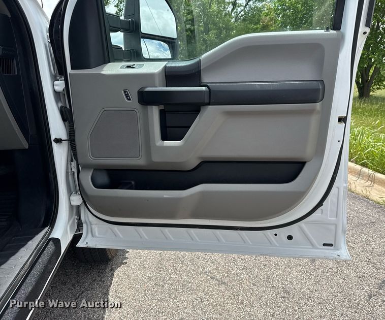 image for item DS3741 2019 Ford F350 Super Duty XL Crew Cab pickup truck