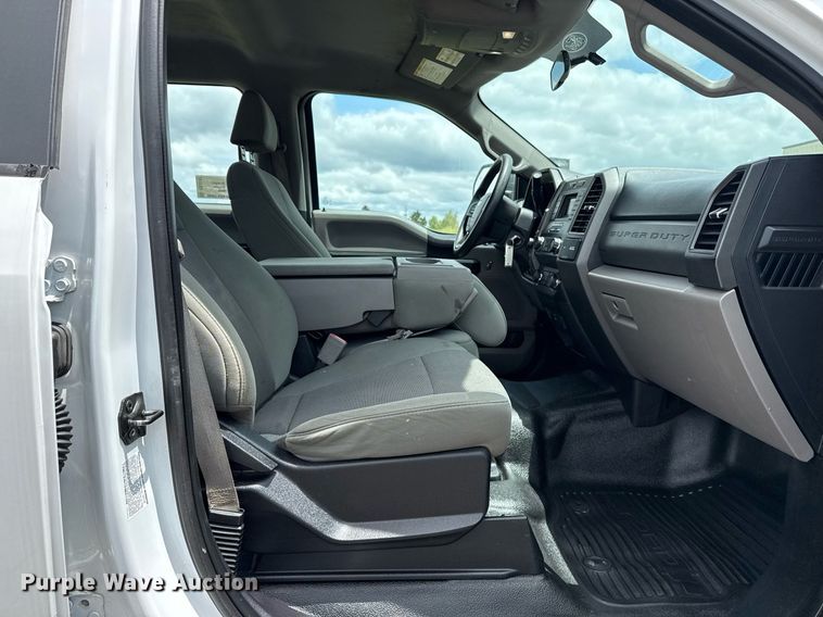 image for item DS3741 2019 Ford F350 Super Duty XL Crew Cab pickup truck