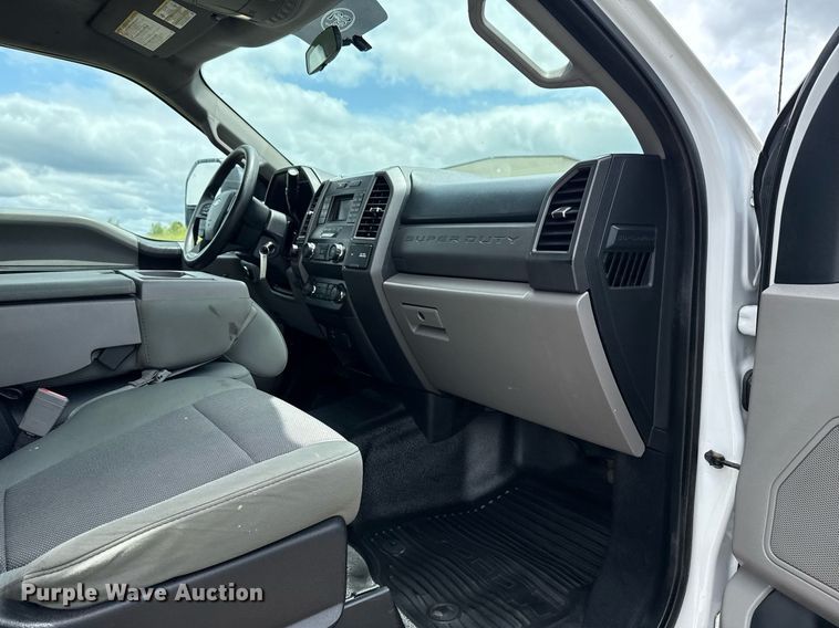 image for item DS3741 2019 Ford F350 Super Duty XL Crew Cab pickup truck