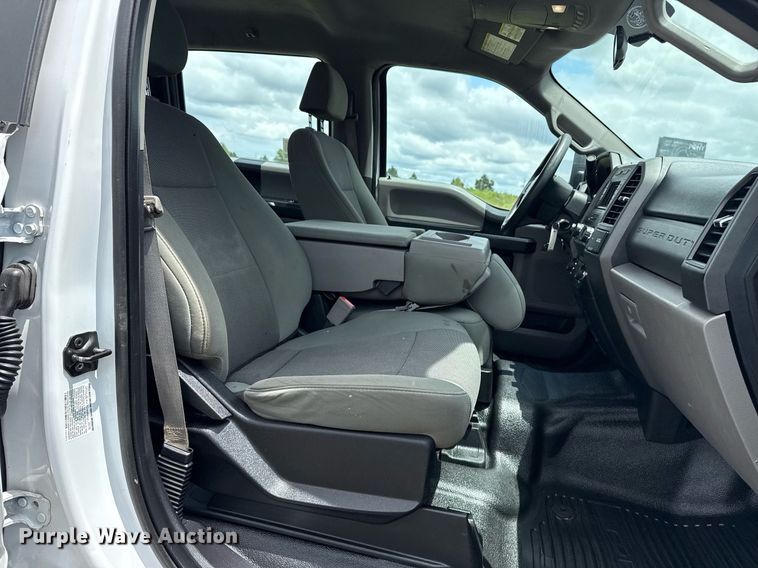 image for item DS3741 2019 Ford F350 Super Duty XL Crew Cab pickup truck