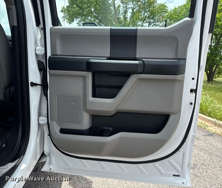 image for item DS3741 2019 Ford F350 Super Duty XL Crew Cab pickup truck