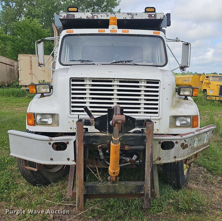 image for item DT6930 1997 International 4900 dump truck
