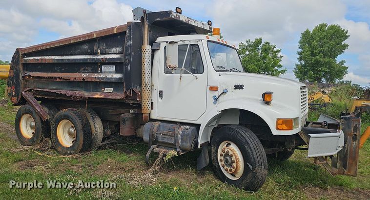 image for item DT6930 1997 International 4900 dump truck