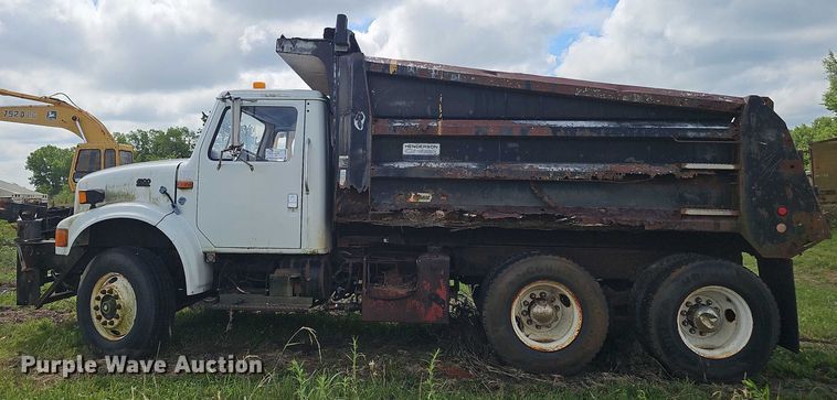 image for item DT6930 1997 International 4900 dump truck