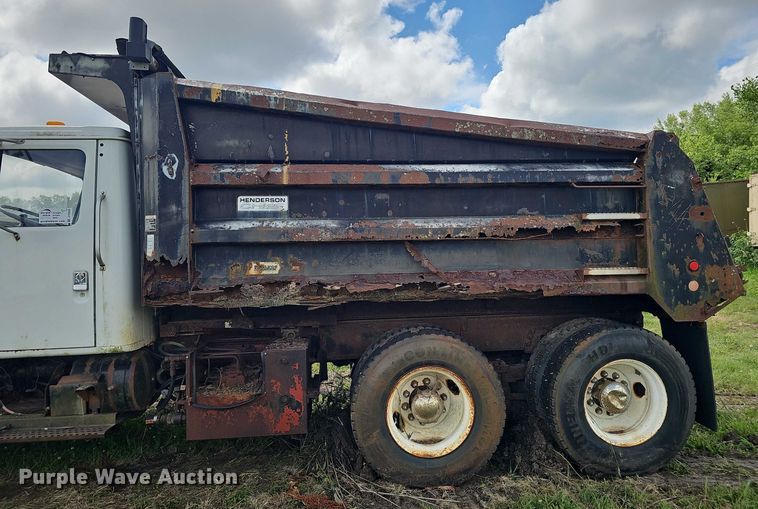 image for item DT6930 1997 International 4900 dump truck