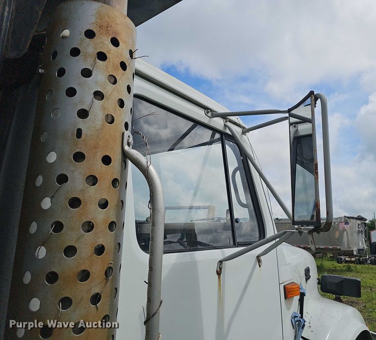 image for item DT6930 1997 International 4900 dump truck