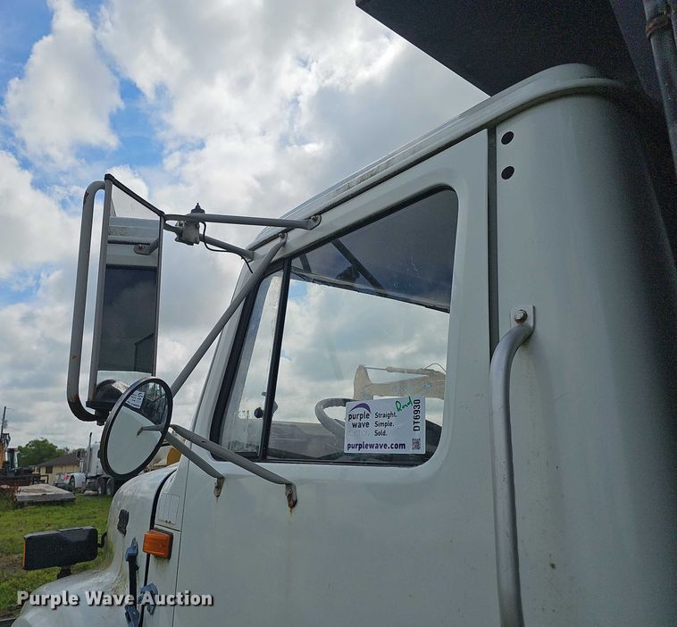 image for item DT6930 1997 International 4900 dump truck